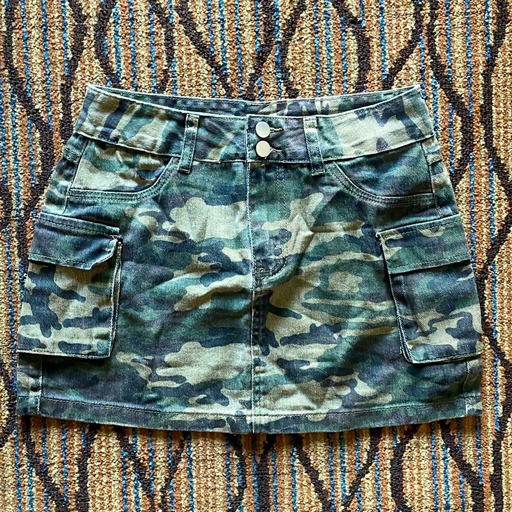 Women’s army print mini skirt